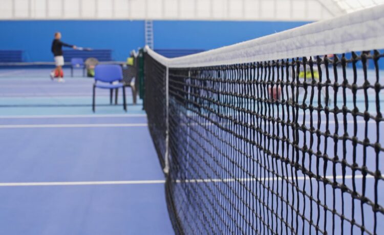 Abbassamento della rete da tennis al centro