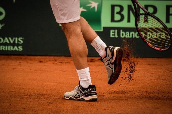 Tennisschuhe mit Imprägnierung durch Wachsapplikation
