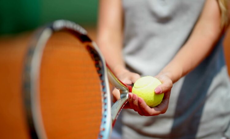 jugando tenis