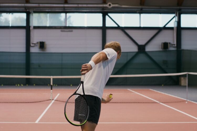 jugando al tenis solo