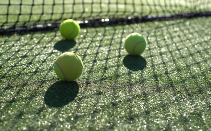 terrain de tennis mouillé