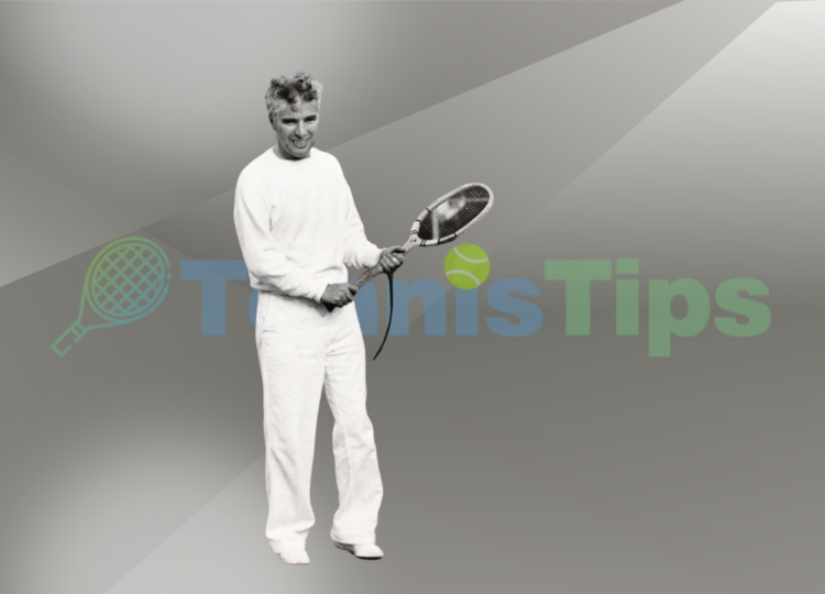 Charlie Chaplin jouant au tennis