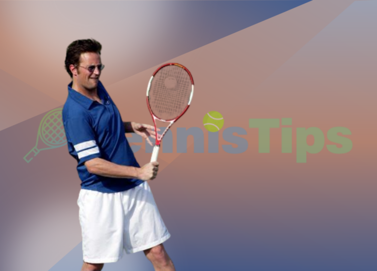 Matthew Perry aan het tennissen