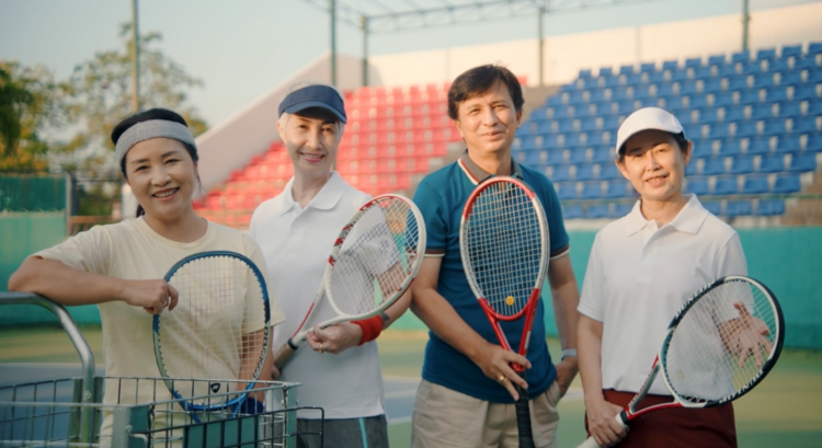 Le tennis aide les personnes de tous âges à socialiser