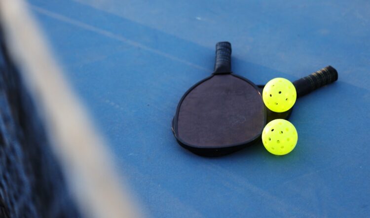 Pickleball bal en racket