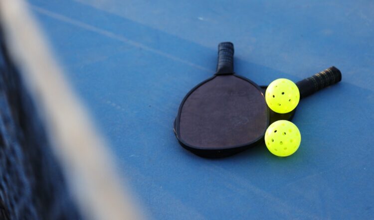 Balle et raquette de pickleball