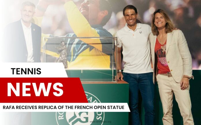 Rafa reçoit une réplique de la statue de Roland-Garros Rafa reçoit une réplique de la statue de Roland-Garros