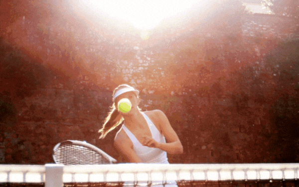 Frau spielt Tennis