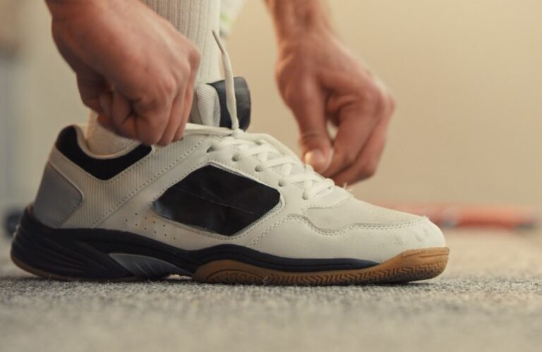 Tennisschuhe mit breiten Füßen