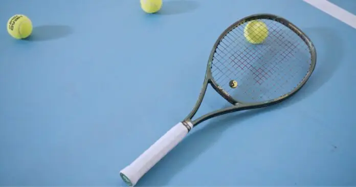 Onderzoek naar de evolutie van technologie in tennisuitrusting en de impact ervan op het spel
