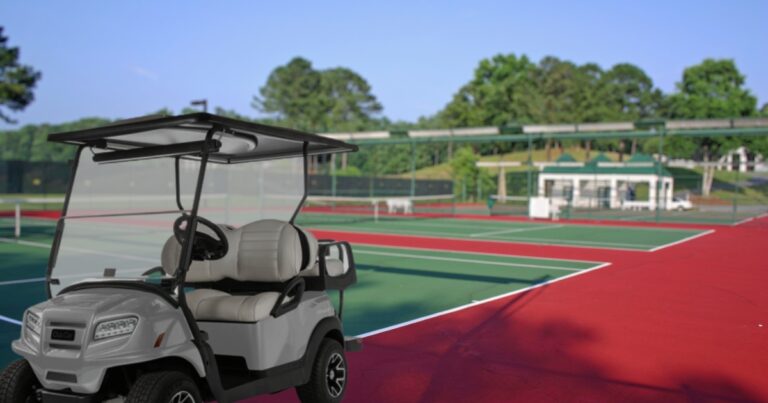 Veículos utilitários em instalações de tênis, manutenção de quadras de tênis